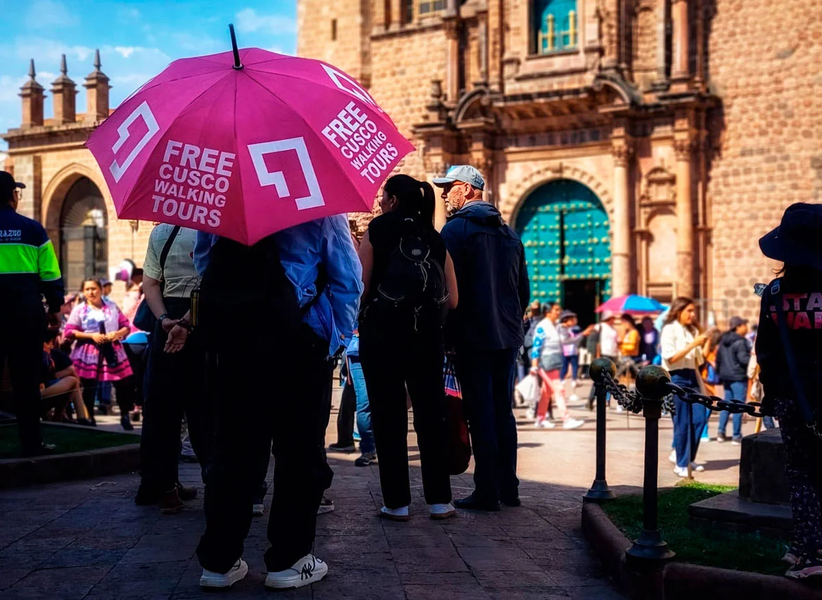 Guía local explicando la historia durante un walking tour en Cusco