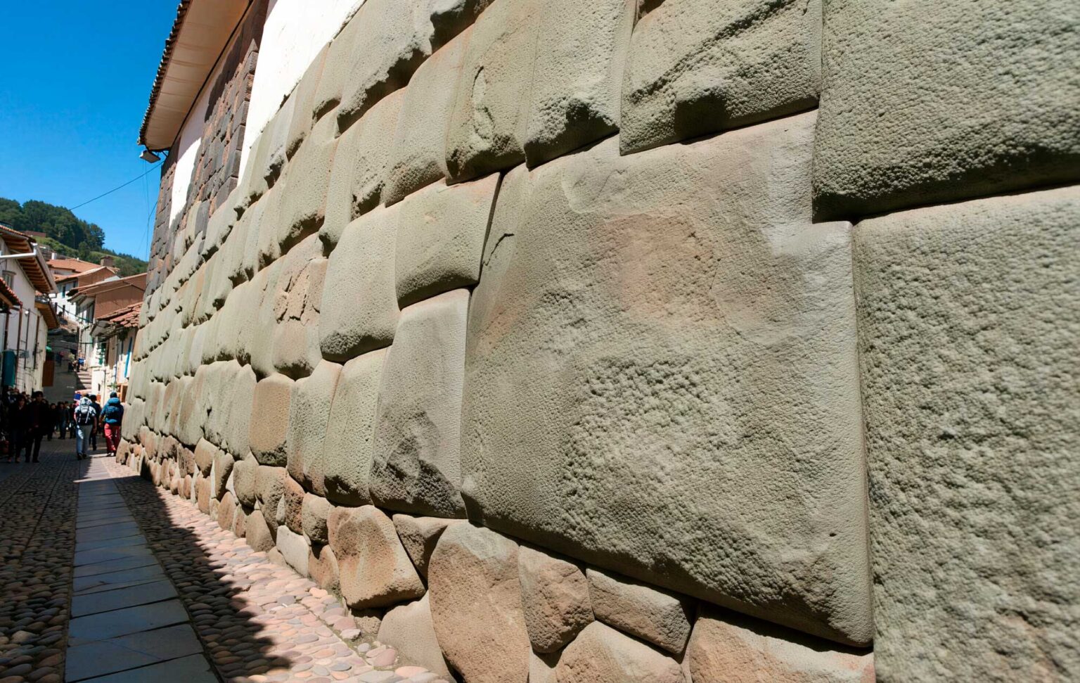 Piedra-de-los-12-angulos-en-Cusco.2