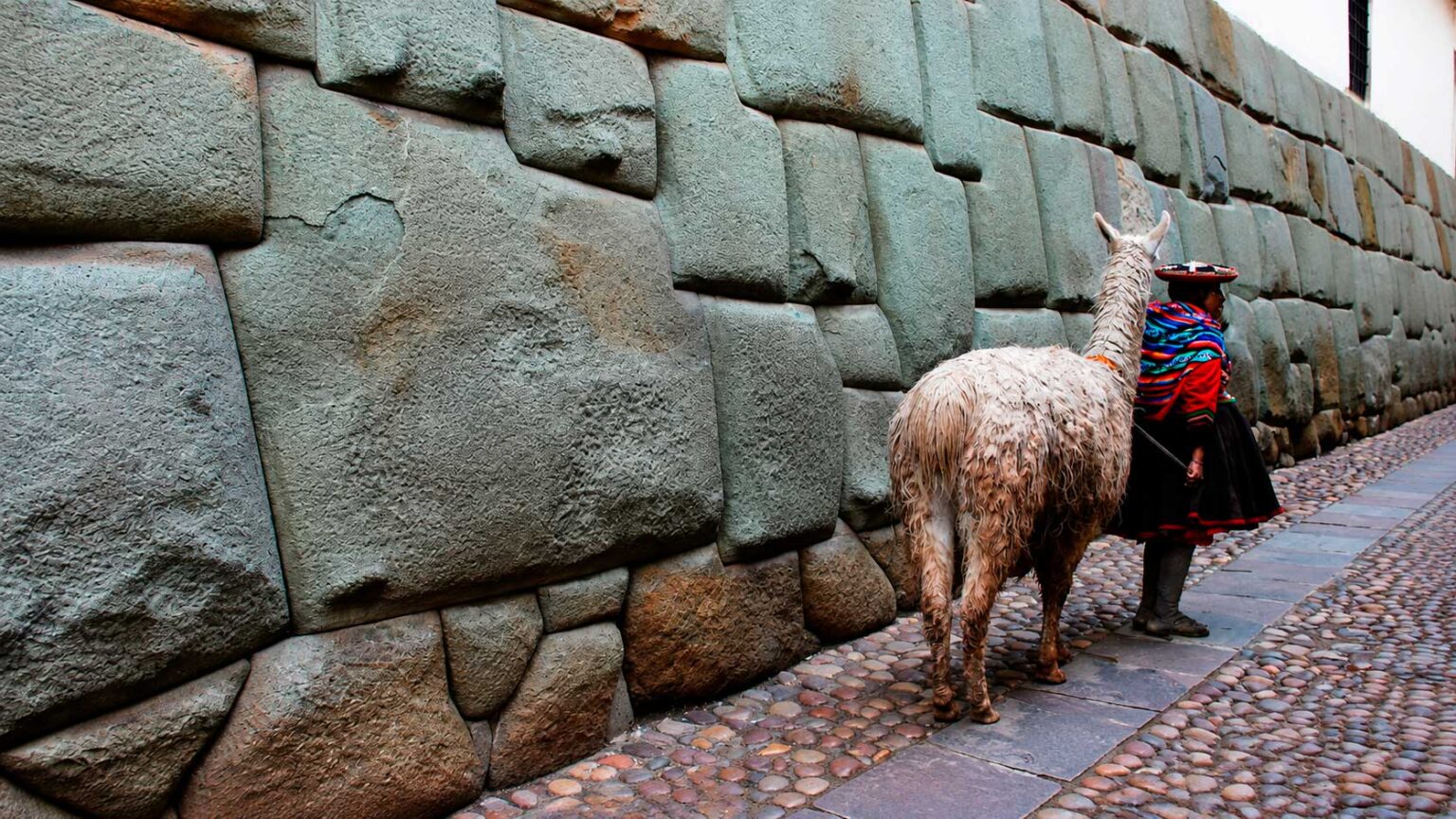 Piedra-de-los-12-angulos-en-Cusco