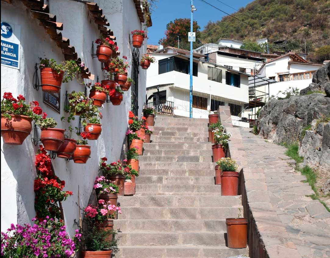 Recorrer-sus-graderías-de-piedra-en-calle-7-borreguitos-cusco