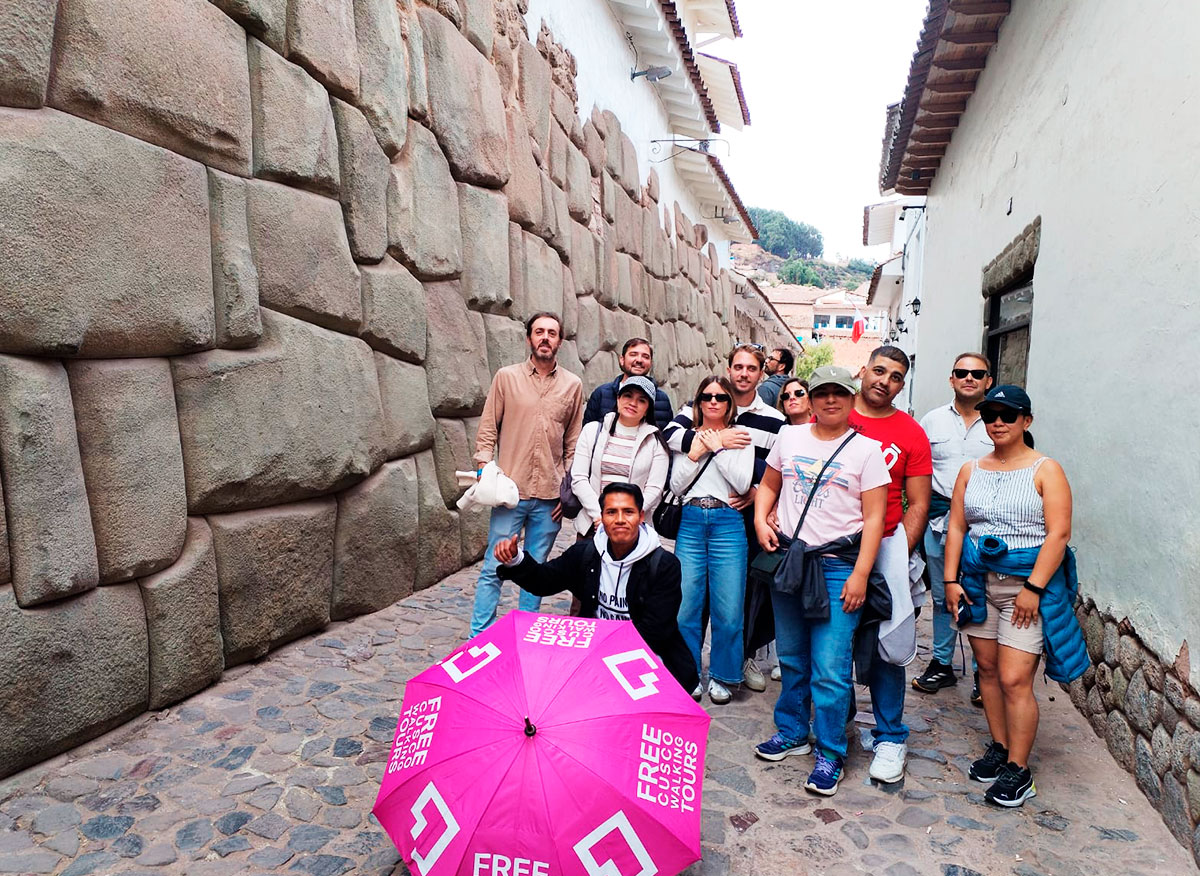 Visita la piedra de los 12 angulos con nuestro free-walking-tour-cusco
