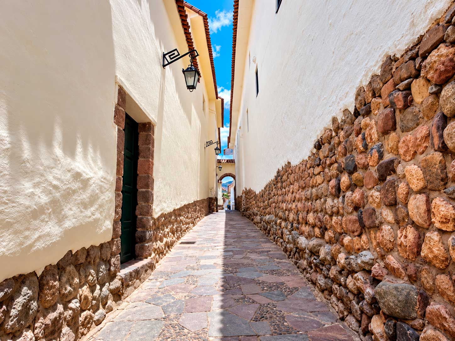 Qué hacer en Cusco: recorrer la Calle Siete Culebras y descubrir las serpientes talladas en sus antiguos muros incas