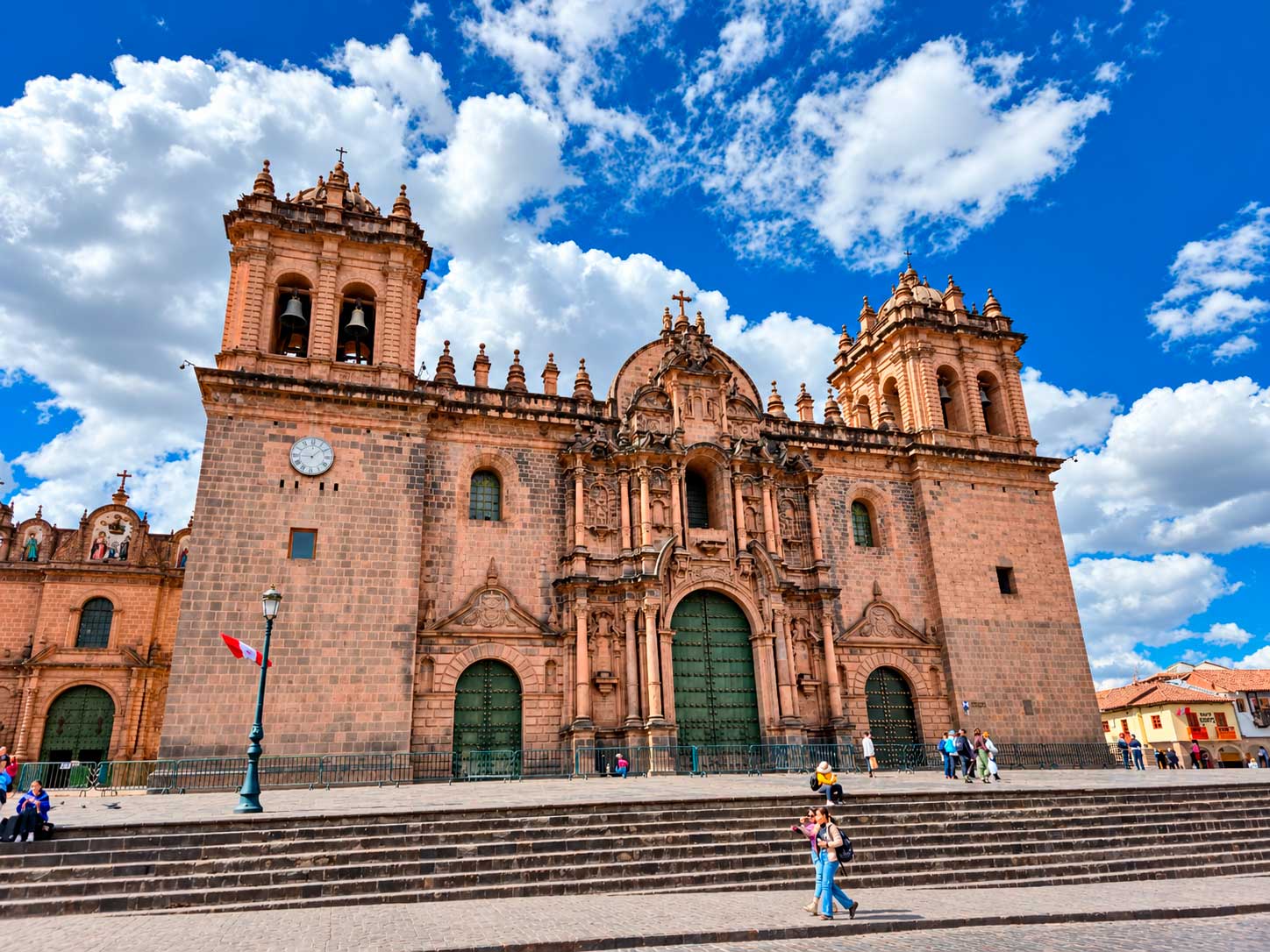 Qué hacer en Cusco: visitar la Catedral del Cusco, una joya de la arquitectura colonial ubicada en la Plaza de Armas