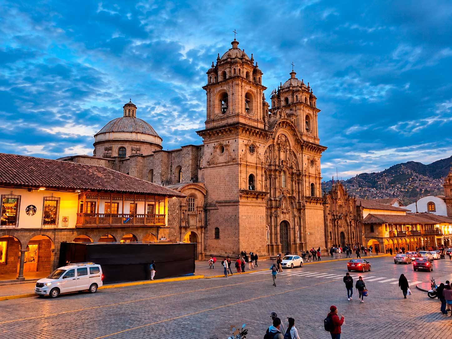 Qué hacer en Cusco: visitar la Iglesia de la Compañía de Jesús, famosa por su impresionante fachada barroca en la Plaza de Armas