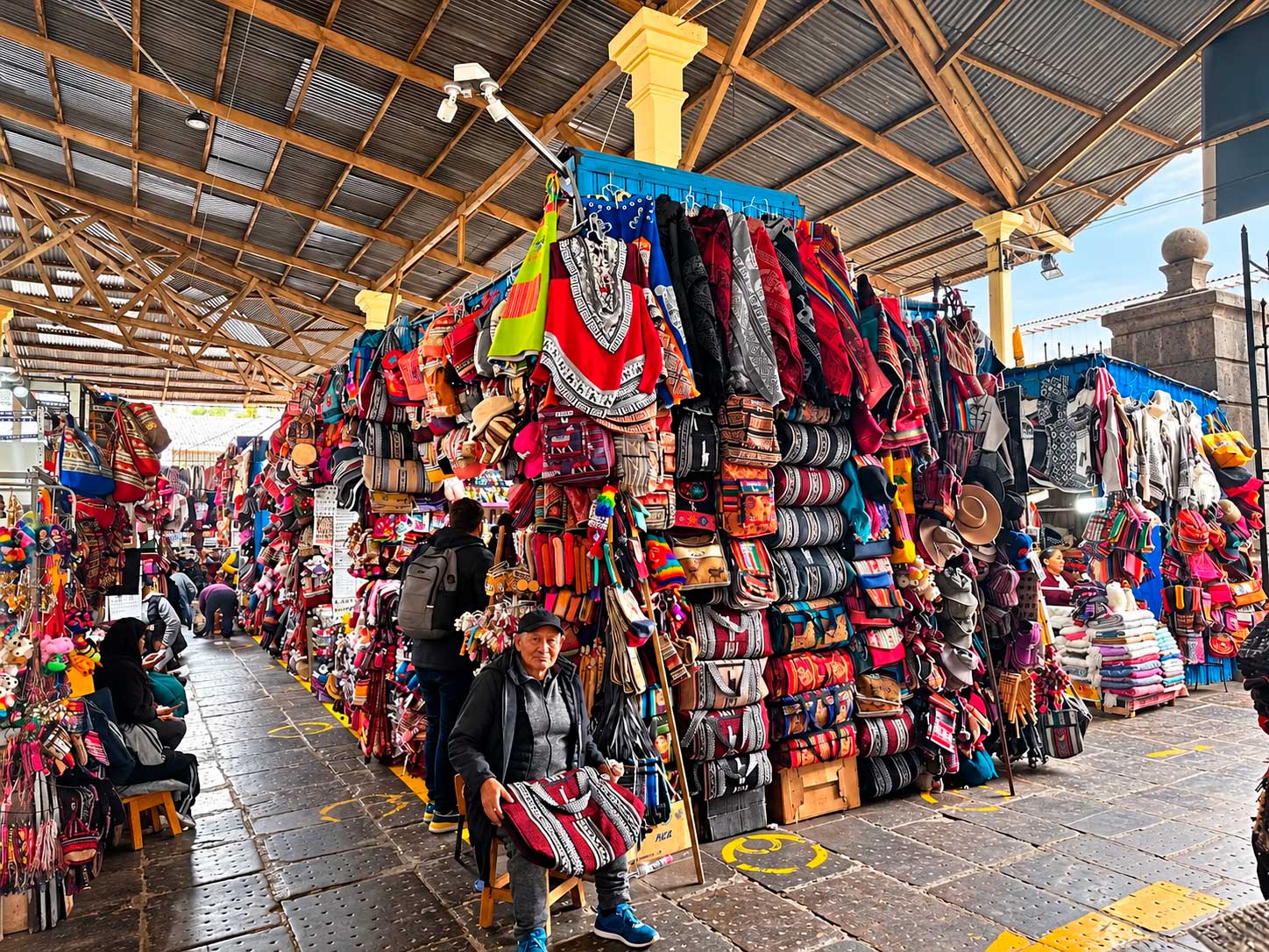 Qué hacer en Cusco: visitar el Mercado de San Pedro, un mercado tradicional con productos locales, gastronomía típica y artesanías