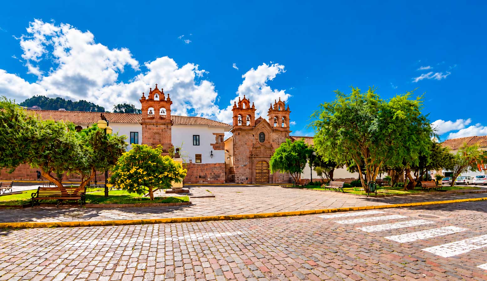 Qué hacer en Cusco: visitar la Plaza de las Nazarenas, una histórica plazoleta rodeada de casonas coloniales y arquitectura inca