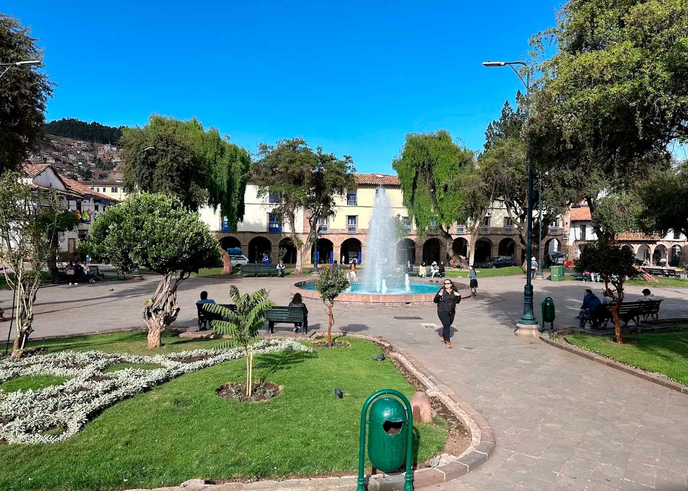 Qué hacer en Cusco: visitar la Plaza Regocijo, una histórica plazoleta con jardines, fuente central y arquitectura colonial