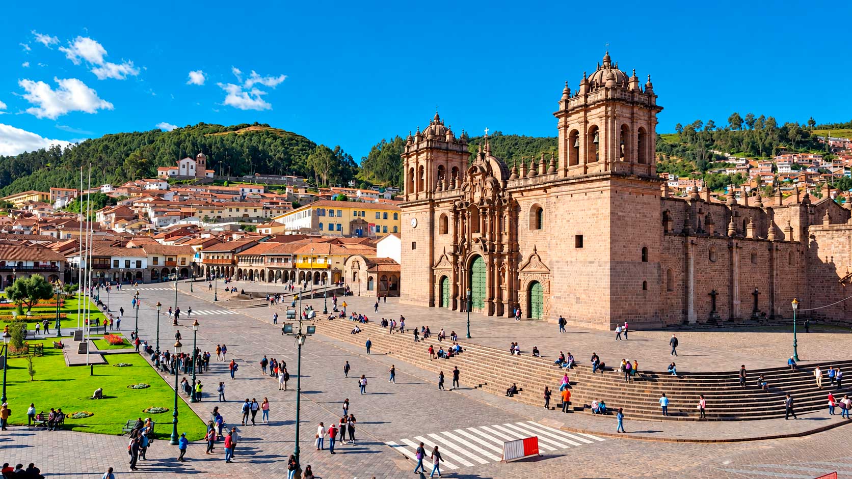 Qué hacer en Cusco: visitar la Plaza de Armas, rodeada de iglesias coloniales y edificios históricos